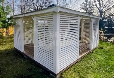 белая просторная беседка с реечными стенками для загородного участка