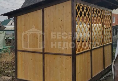 небольшая беседка с односкатной крышей и реечной решеткой