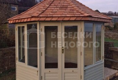 закрытая остекленная шестиугольная деревянная беседка