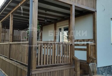узкая веранда с односкатной крышей у стены частного дома